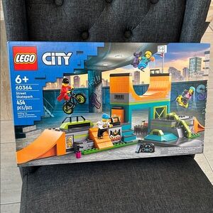 NEW 🆕 LEGO City 60364 Skatepark Adventure Set with Orange and Blue - Sealed